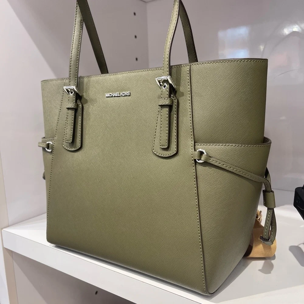 MICHAEL KORS Voyager Large Saffiano Leather EW Tote Shoulder Bag
Olive
NWT - Picture 12 of 16